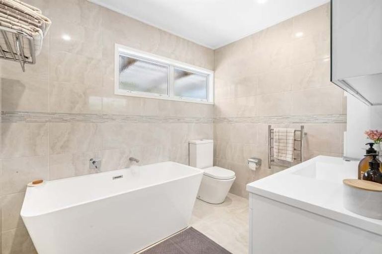 Photo of property in 23a Aberdeen Road, Castor Bay, Auckland, 0620