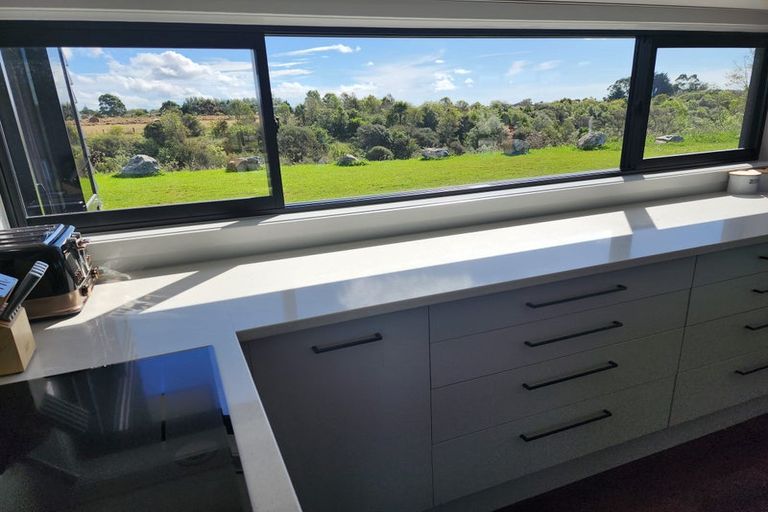 Photo of property in 49 Johnstone Drive, Fitzherbert, Palmerston North, 4410