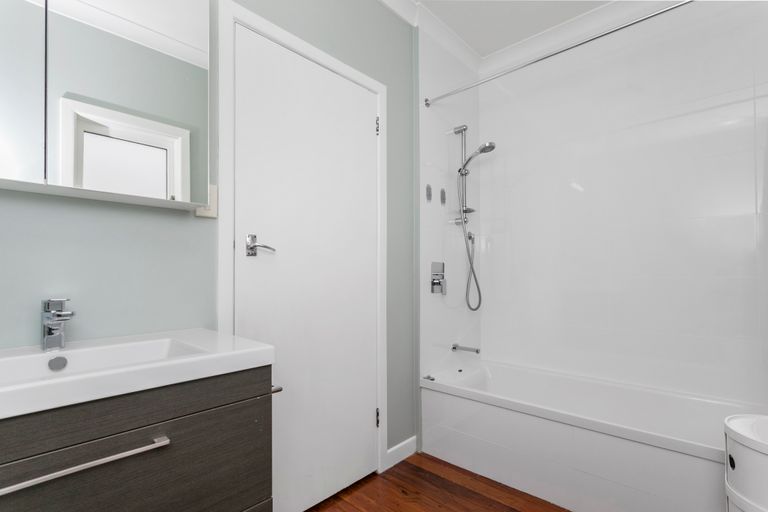 Photo of property in 32 Evans Road, Glen Eden, Auckland, 0602