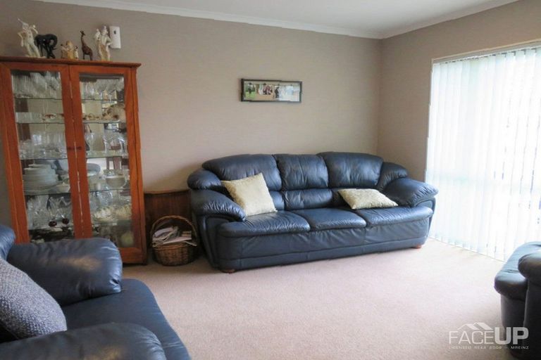 Photo of property in 22 Connemara Court, West Harbour, Auckland, 0618