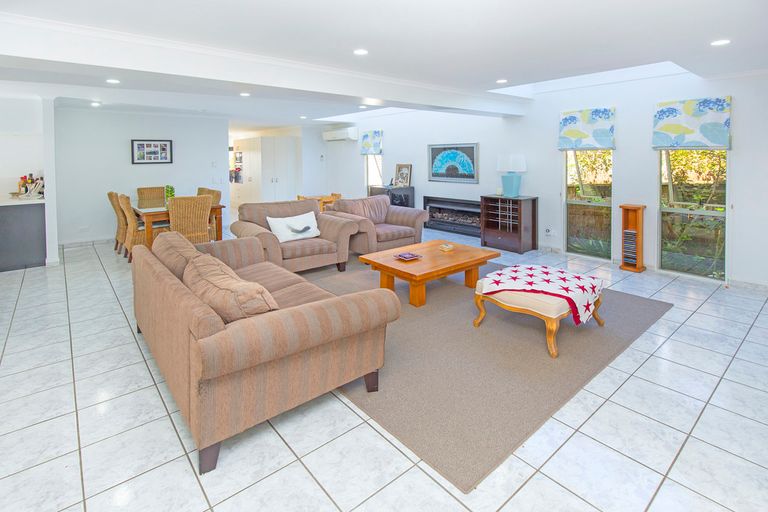 Photo of property in 989 Whangaparaoa Road, Tindalls Beach, Whangaparaoa, 0930