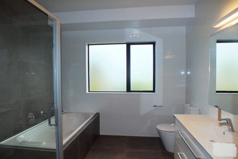 Photo of property in 5 Syd Grant Crescent, Orewa, 0931