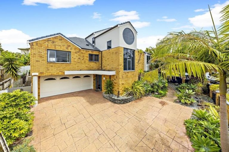 Photo of property in 2/6 Chieftain Rise, Goodwood Heights, Auckland, 2105