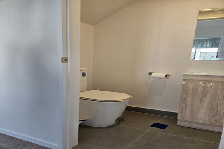 Photo of property in 32 Morihana Close, Glen Eden, 0602