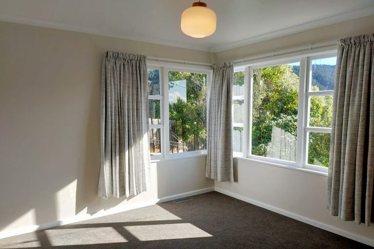 Photo of property in 5 Larsen Crescent, Tawa, Wellington, 5028