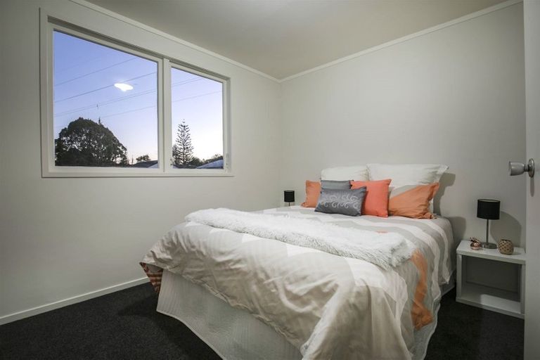 Photo of property in 37 Vina Place, Massey, Auckland, 0614