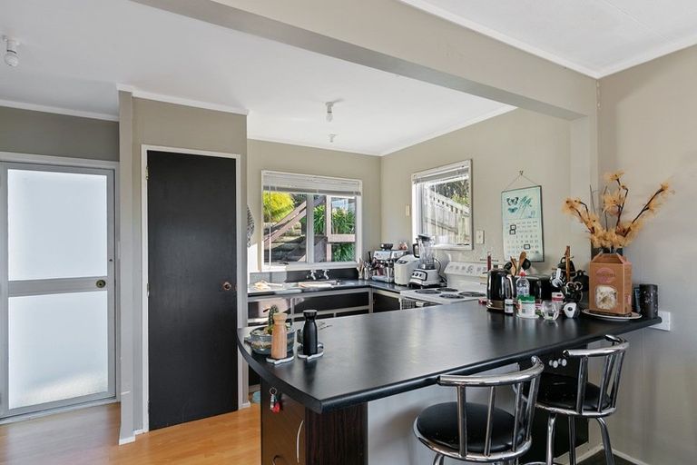 Photo of property in 32a Cheltenham Terrace, Newlands, Wellington, 6037