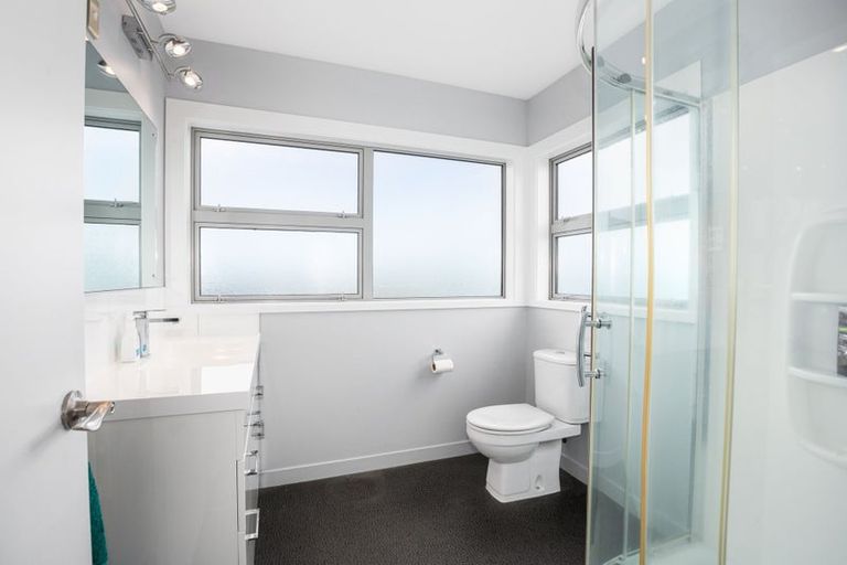 Photo of property in 5 Seascape View, Paremata, Porirua, 5024