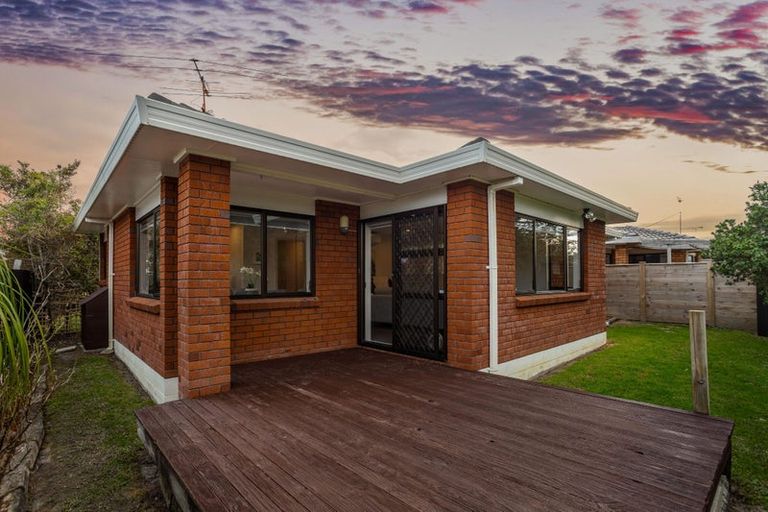 Photo of property in 2/65 Granville Drive, Massey, Auckland, 0614