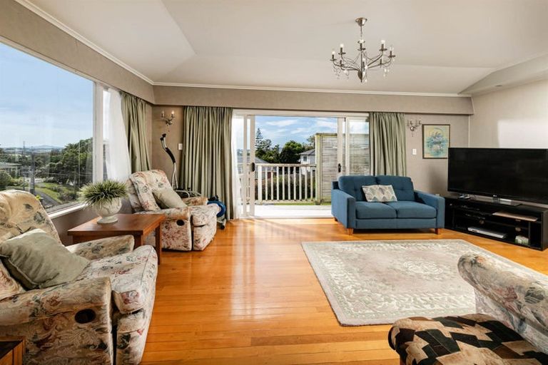 Photo of property in 17 Divich Avenue, Te Atatu South, Auckland, 0610