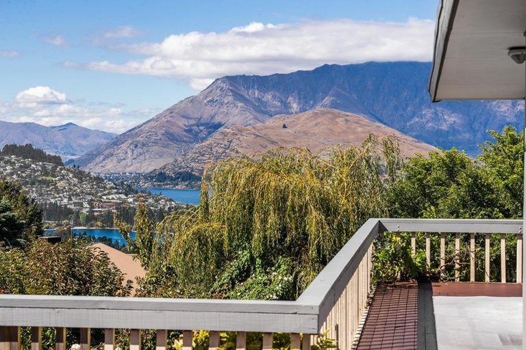 Photo of property in 15 Avalon Crescent, Fernhill, Queenstown, 9300