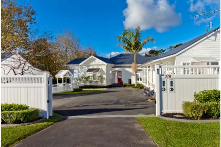 Photo of property in 37a Roland Road, Greenhithe, Auckland, 0632