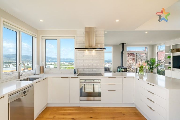 Photo of property in 24 Magnolia Grove, Maungaraki, Lower Hutt, 5010