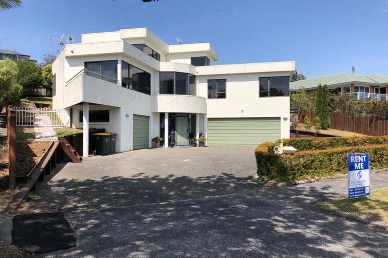 Photo of property in 18 Lobelia Rise, Goodwood Heights, Auckland, 2105