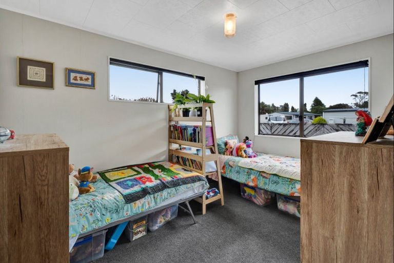 Photo of property in 17 Caledonia Place, Highlands Park, New Plymouth, 4312