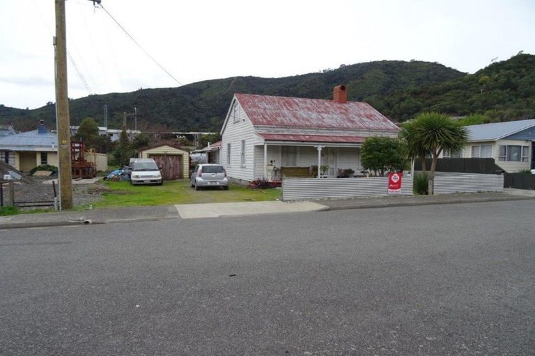 Photo of property in 10 Market Street, Picton, 7220