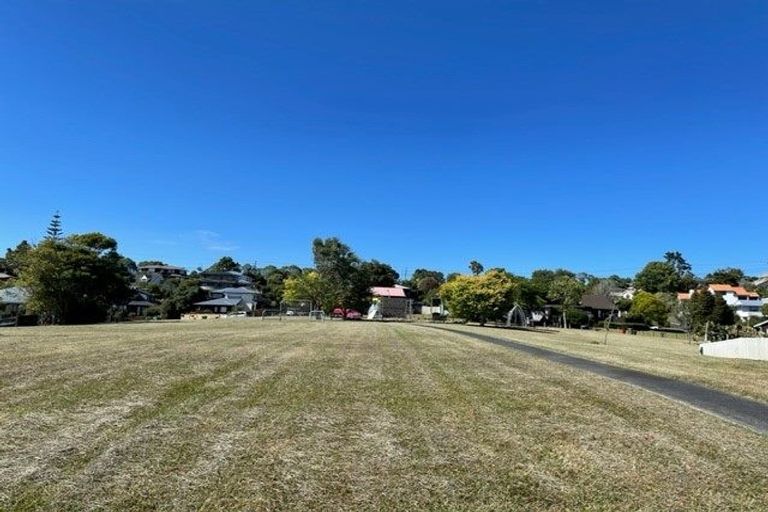 Photo of property in 35 Rifleman Rise, Unsworth Heights, Auckland, 0632