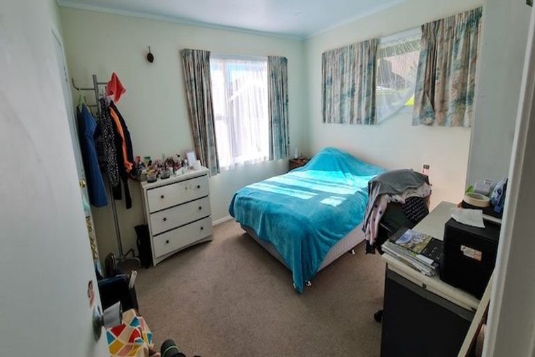 Photo of property in 72 Stewart Drive, Newlands, Wellington, 6037