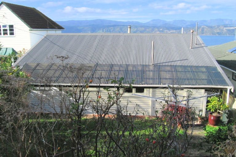 Photo of property in 152 Nevay Road, Karaka Bays, Wellington, 6022
