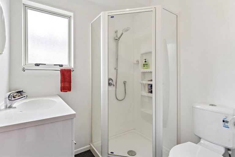 Photo of property in 2 Daffodil Grove, Carterton, 5713