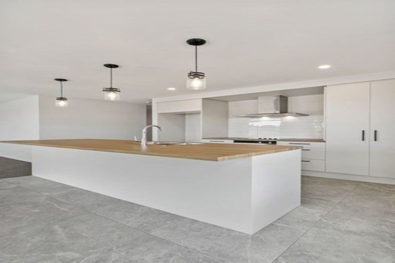 Photo of property in 10 Dumas Place, Rosehill, Papakura, 2113