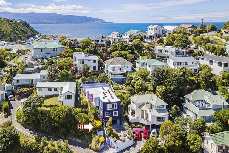 Photo of property in 29 Kellsmere Crescent, Island Bay, Wellington, 6023
