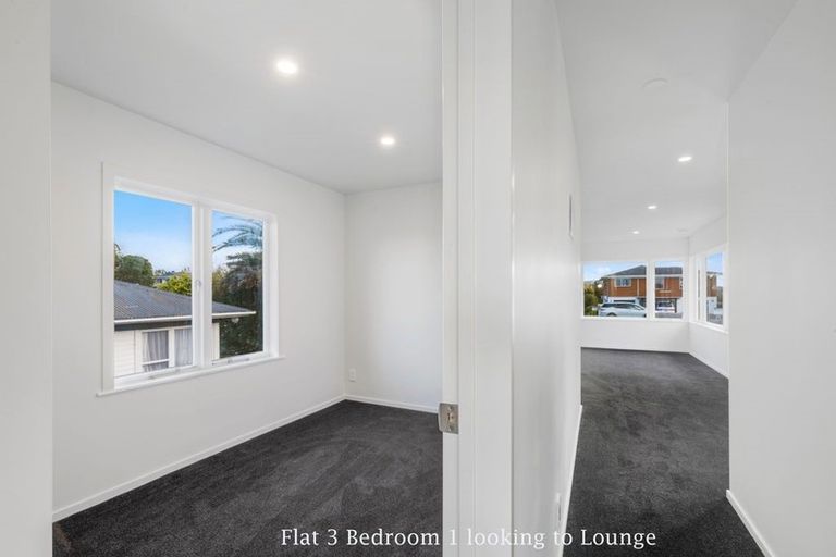 Photo of property in 3/4313 Great North Road, Glendene, Auckland, 0602