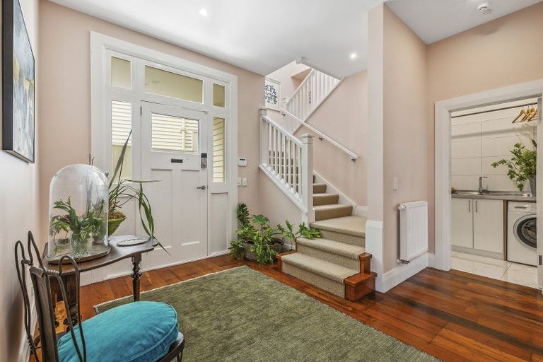 Photo of property in 19 Lower North Terrace, Kelburn, Wellington, 6012