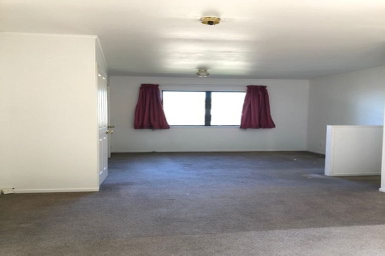 Photo of property in 28 Barker Rise, Northcross, Auckland, 0632