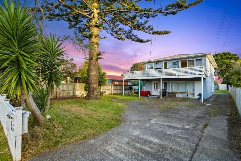 Photo of property in 14 Yeovil Road, Te Atatu Peninsula, Auckland, 0610