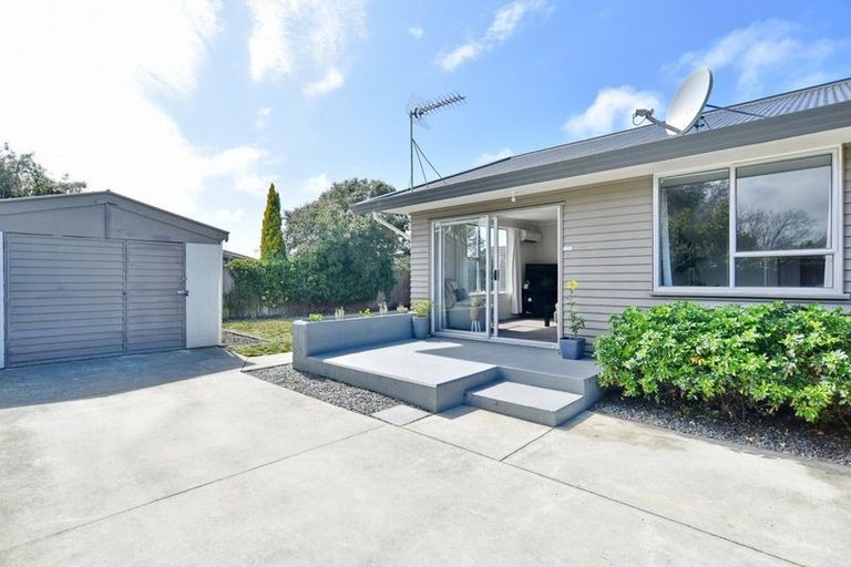 Photo of property in 2/90 Queenspark Drive, Parklands, Christchurch, 8083