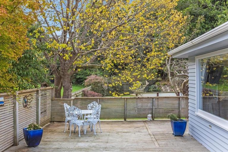 Photo of property in 1 Julia Place, Tawa, Wellington, 5028