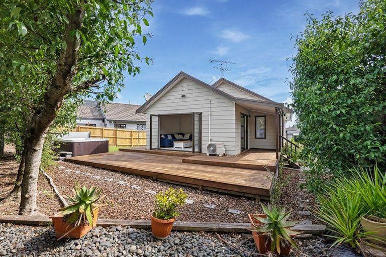 Photo of property in 2/13 De Quincey Terrace, Highland Park, Auckland, 2010