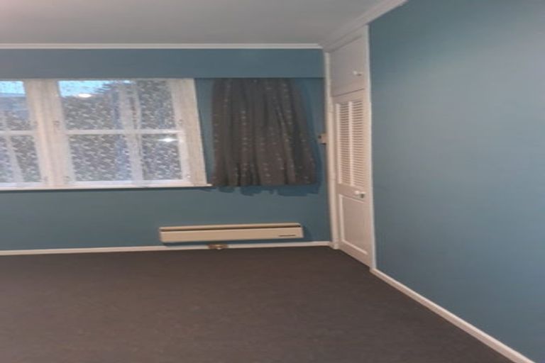 Photo of property in 5 Alder Place, Newlands, Wellington, 6037