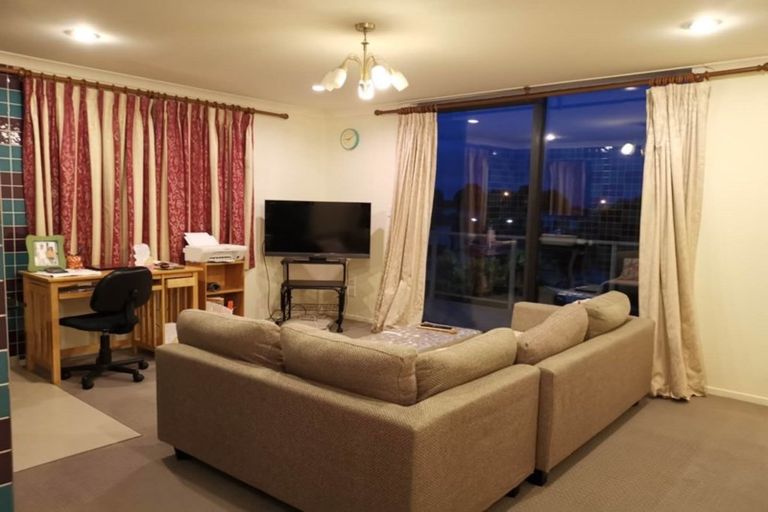 Photo of property in 13 Bangla Place, Massey, Auckland, 0614