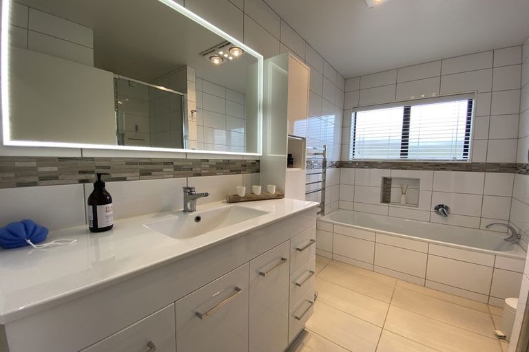 Photo of property in 1/92 Mirrabooka Avenue, Botany Downs, Auckland, 2010