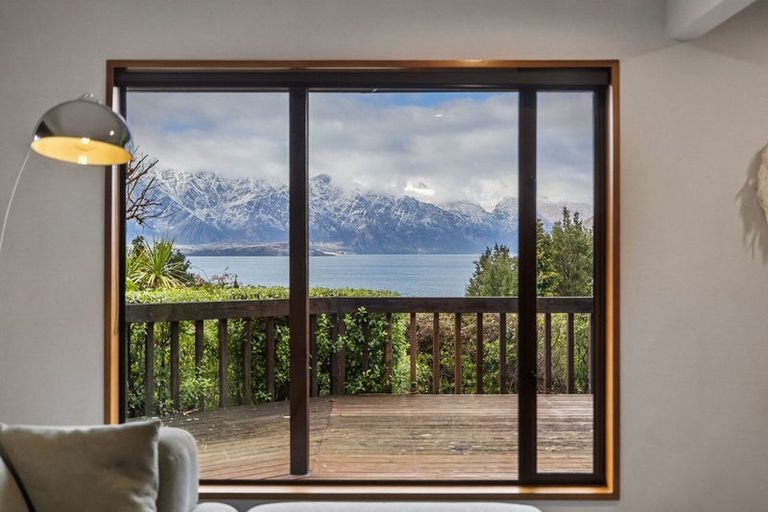 Photo of property in 4 Moss Lane, Sunshine Bay, Queenstown, 9300