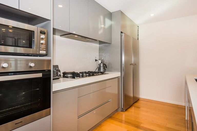 Photo of property in 6a Mchardy Place, Glenfield, Auckland, 0627