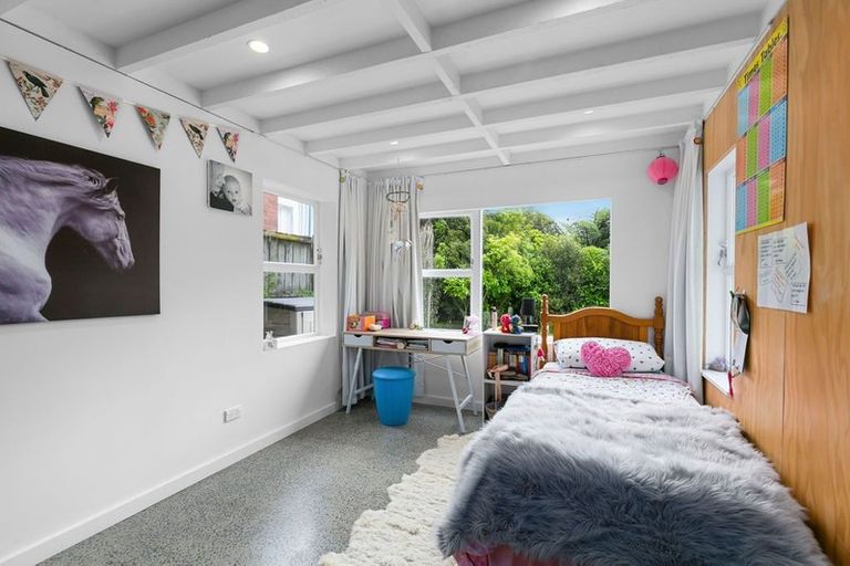 Photo of property in 1 Wakely Road, Newlands, Wellington, 6037