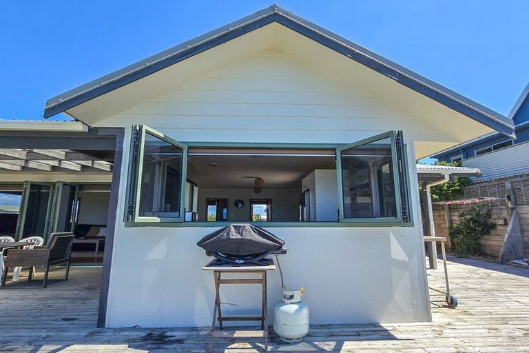 Photo of property in 167 Pukehina Parade, Pukehina, 3189