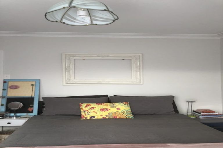 Photo of property in 11 Castaing Crescent, Te Atatu South, Auckland, 0610