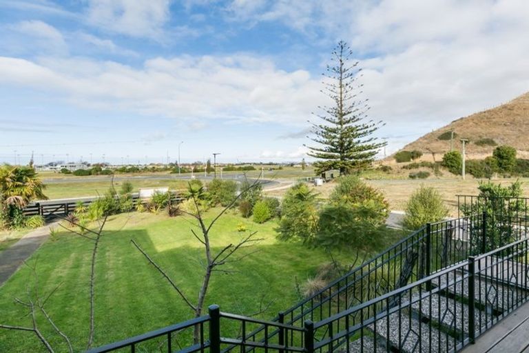 Photo of property in 63 Oak Road, Poraiti, Napier, 4112