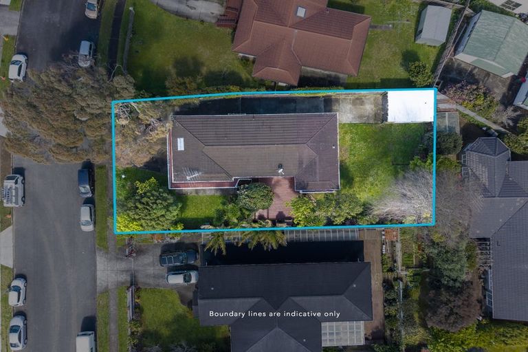 Photo of property in 13 Booralee Avenue, Botany Downs, Auckland, 2010
