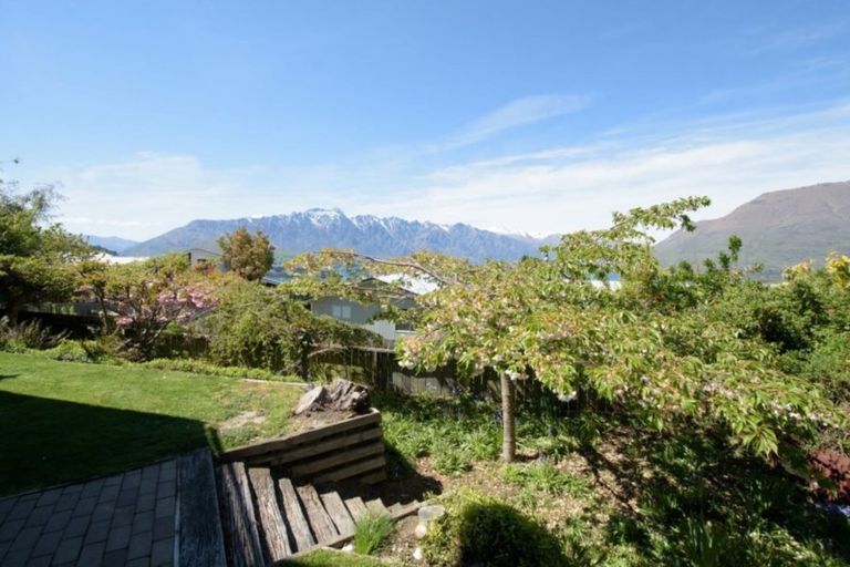 Photo of property in 25 Avalon Crescent, Fernhill, Queenstown, 9300