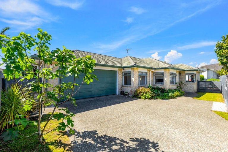 Photo of property in 19 Francis Skinner Place, Orewa, 0931