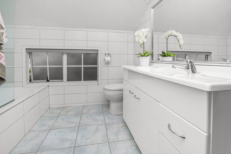 Photo of property in 1/6 Mahuta Grove, Northcote, Auckland, 0627