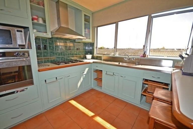 Photo of property in 18 Rosewarne Crescent, Glendene, Auckland, 0602