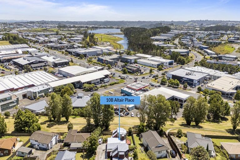 Photo of property in 2/10 Altair Place, Windsor Park, Auckland, 0632