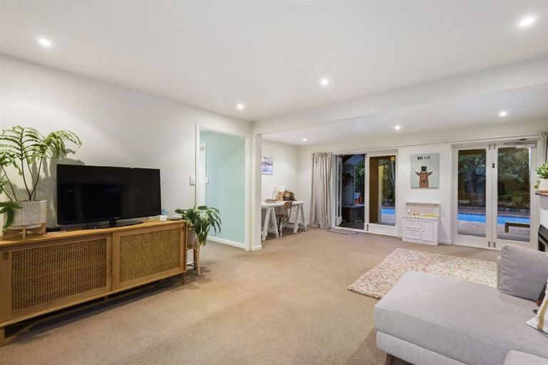 Photo of property in 24 Otakau Road, Milford, Auckland, 0620