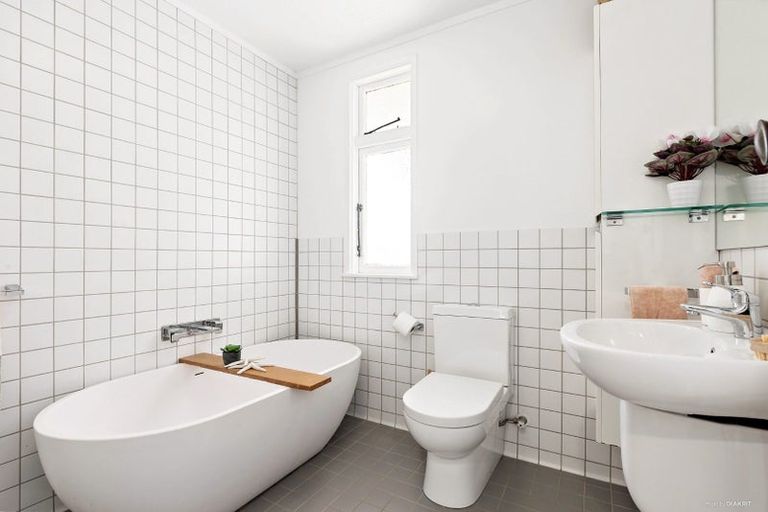 Photo of property in 20 Alberta Street, Point Chevalier, Auckland, 1022